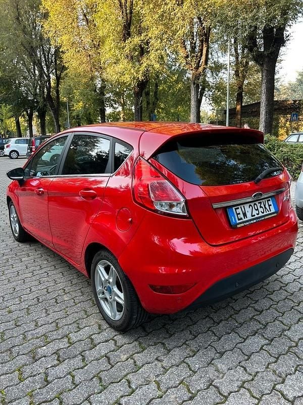 Usata Ford Fiesta Titanium 75 CV (55 kW) 2014 Rosso Utilitaria
