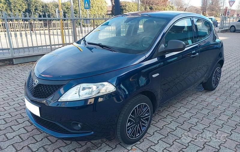 Usata Lancia Ypsilon 69 CV (50 kW) 2018 Blu Utilitaria