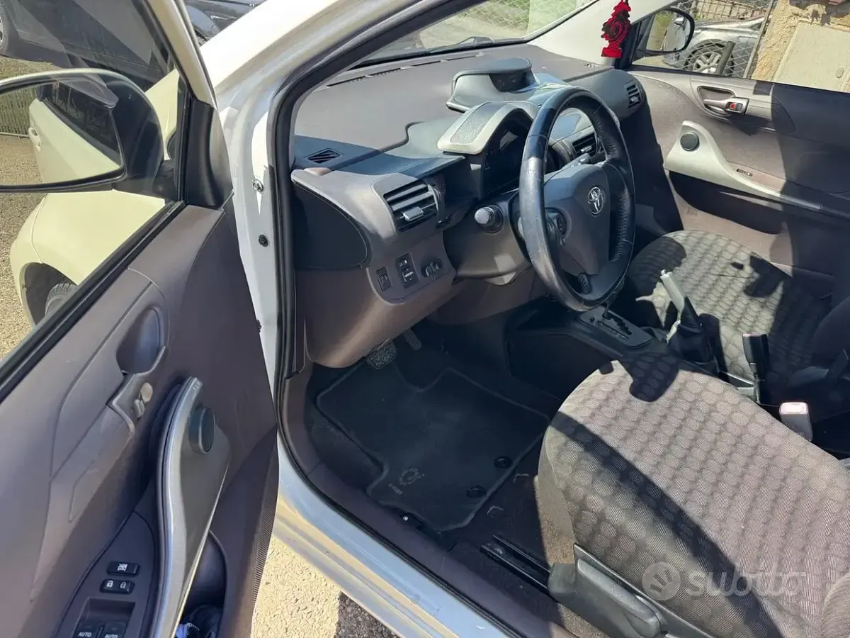 Käytetty Toyota iQ 68 HP (50 kW) 2009 Valkoinen Viistoperä