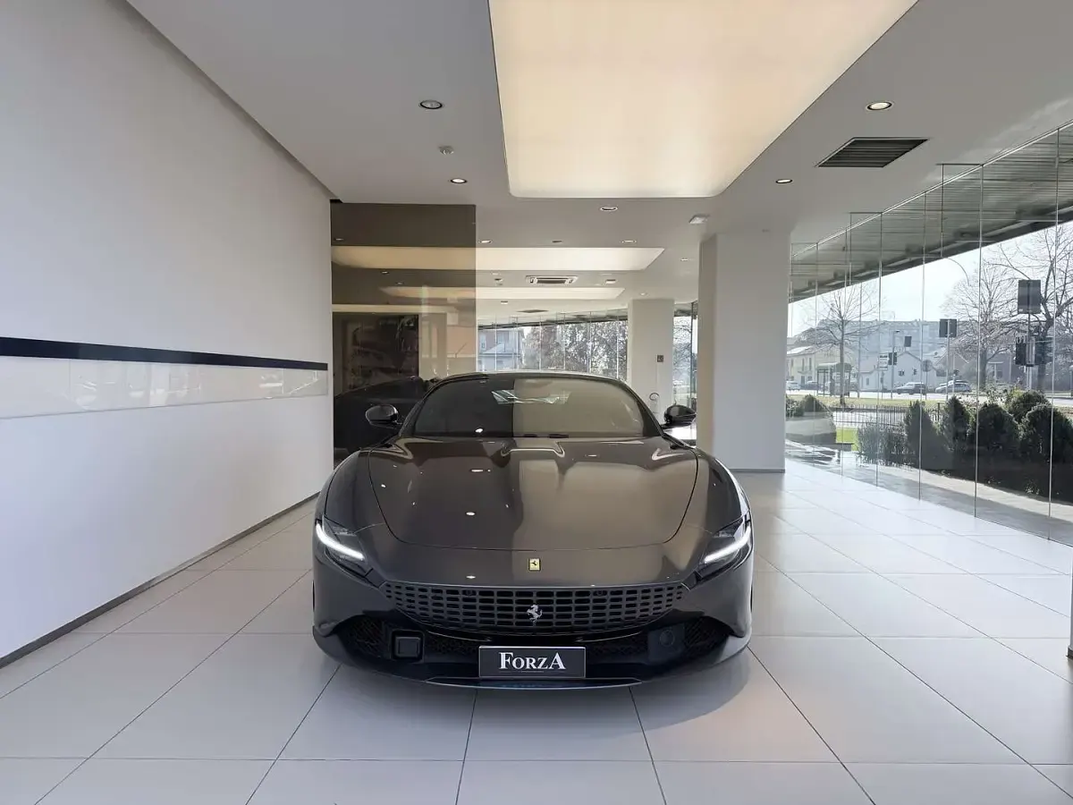 Usata Ferrari Roma 620 CV (456 kW) 2021 Grigio silverstone Coupé
