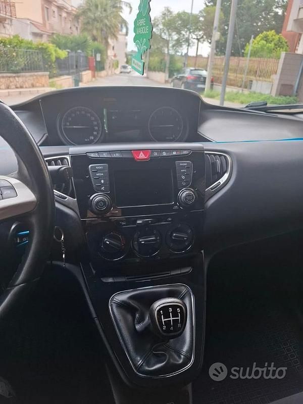 Usata Lancia Ypsilon 95 CV (69 kW) 2016 Grigio Utilitaria