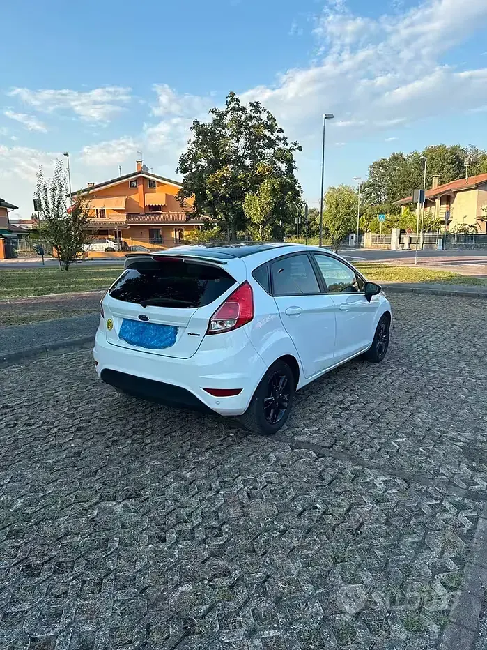 Usata Ford Fiesta 75 CV (55 kW) 2015 Bianco Utilitaria