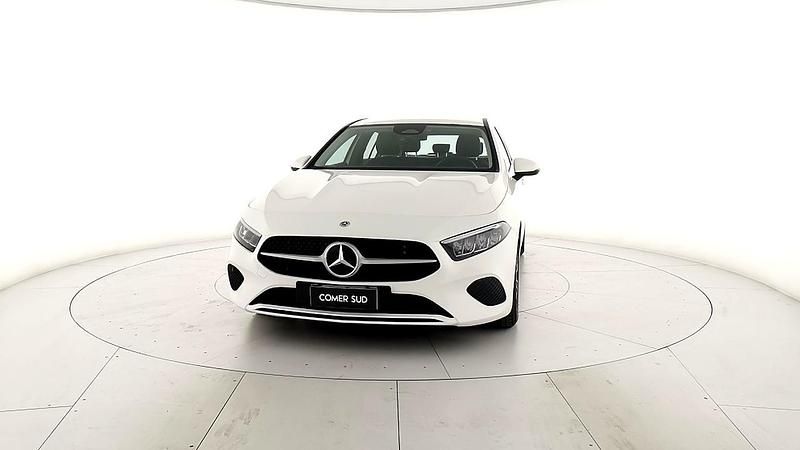 Bianco Usata 2023 Mercedes A180 Advanced Berlina | 27.900 € (Buon prezzo) - Immagine 1/4