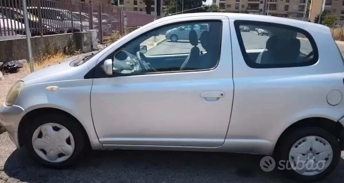 Usata Toyota Yaris Sol 86 CV (63 kW) 2001 Grigio Berlina