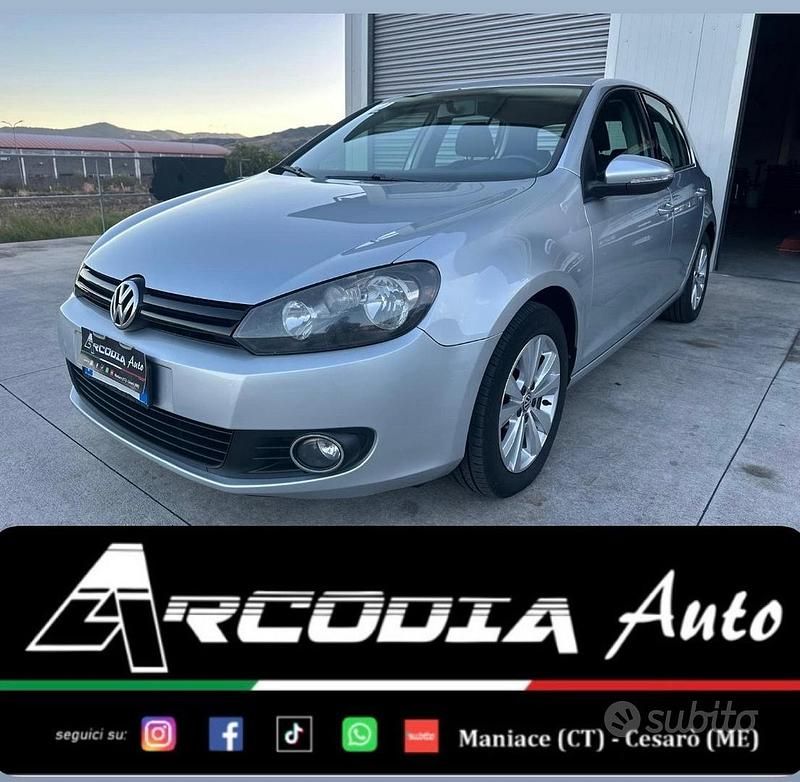 Argento Usata 2010 VW Golf VI Trendline Tre volumi | 6500 € (Buon prezzo) - Immagine 1/4