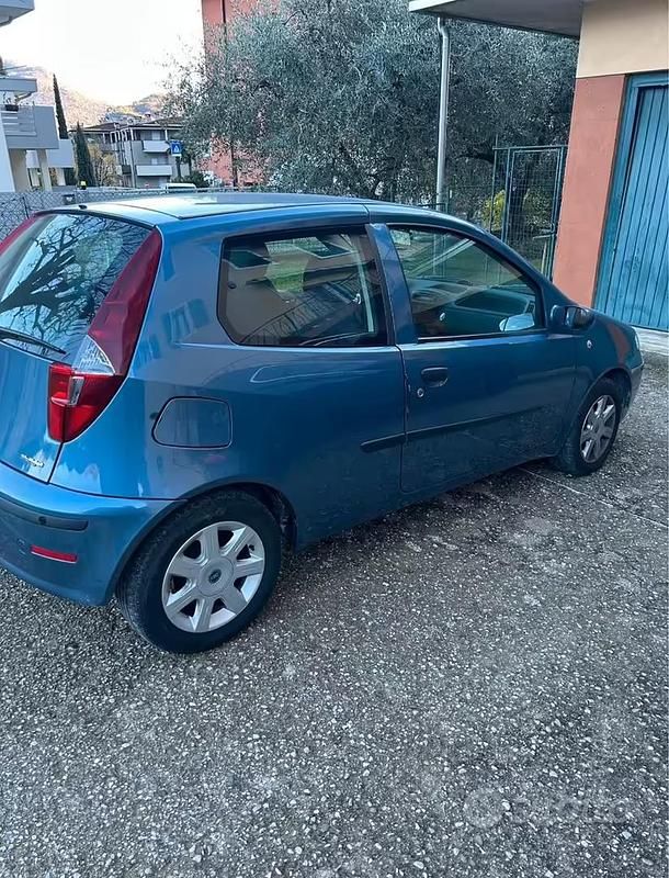 Usata Fiat Punto Active 69 CV (50 kW) 2005 Blu Utilitaria