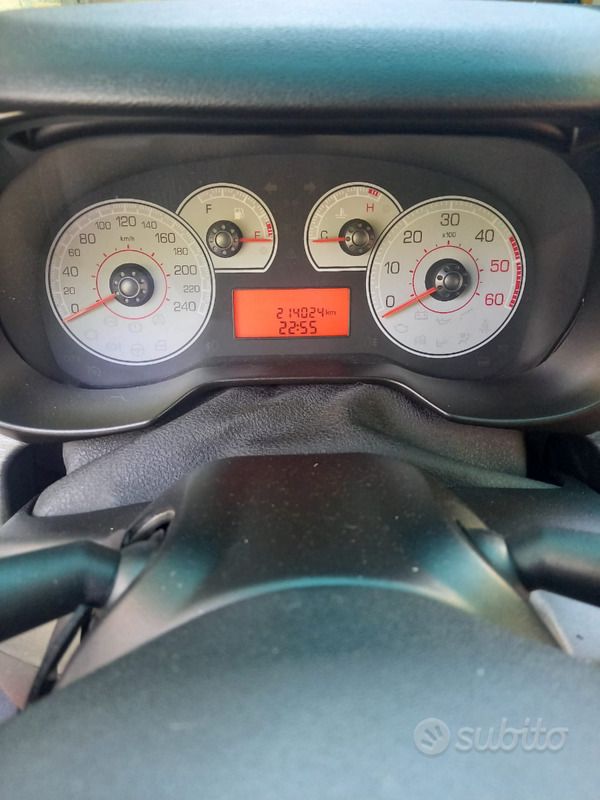 Usata Fiat Grande Punto 90 CV (66 kW) 2006 Rosso Utilitaria
