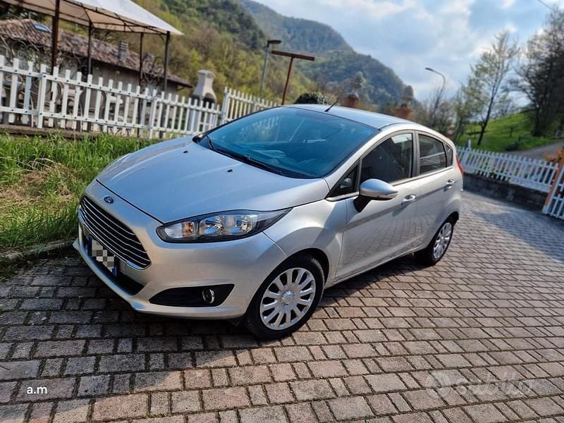 Usata Ford Fiesta 95 CV (69 kW) 2015 Grigio Utilitaria
