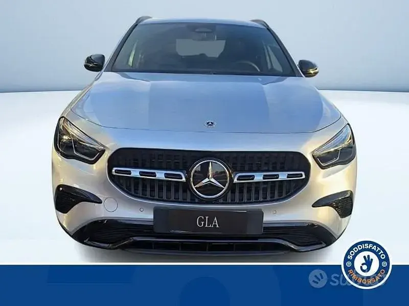 Käytetty Mercedes GLA200 Advanced 150 HP (110 kW) 2026 Harmaa Katumaasturi
