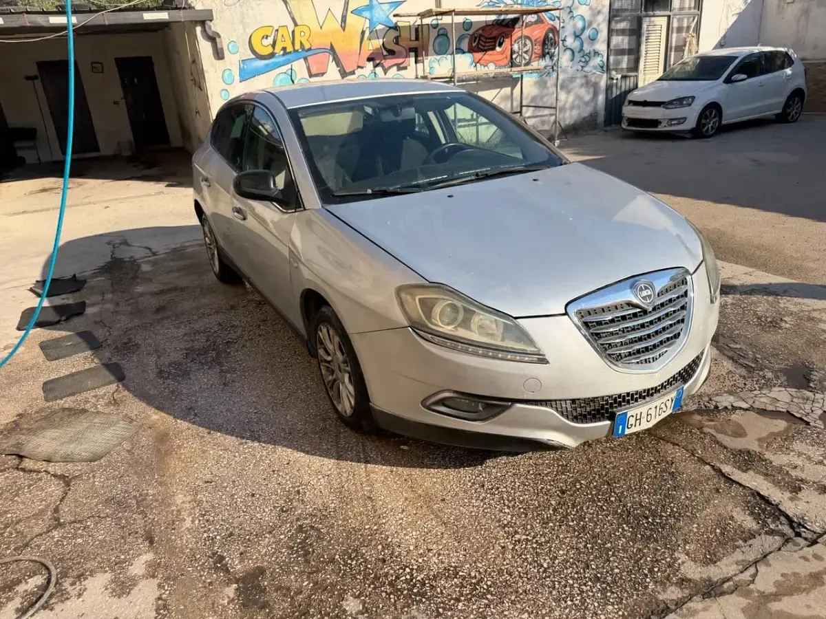 Usata Lancia Delta Gold 105 CV (77 kW) 2013 Argento Utilitaria