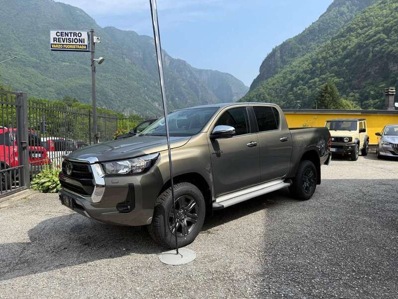 Oxide bronze 6x1 Nuova 2025 Toyota HiLux Lounge Pick-up | 45.902 € (Buon prezzo) - Immagine 1/4