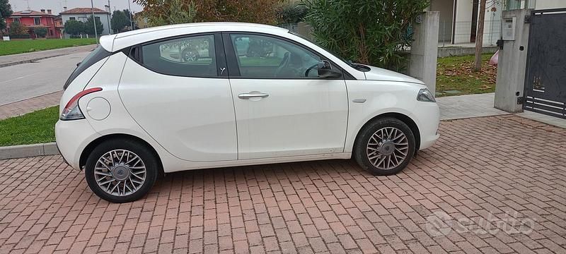 Usata Lancia Ypsilon 60 CV (44 kW) 2012 Bianco Utilitaria