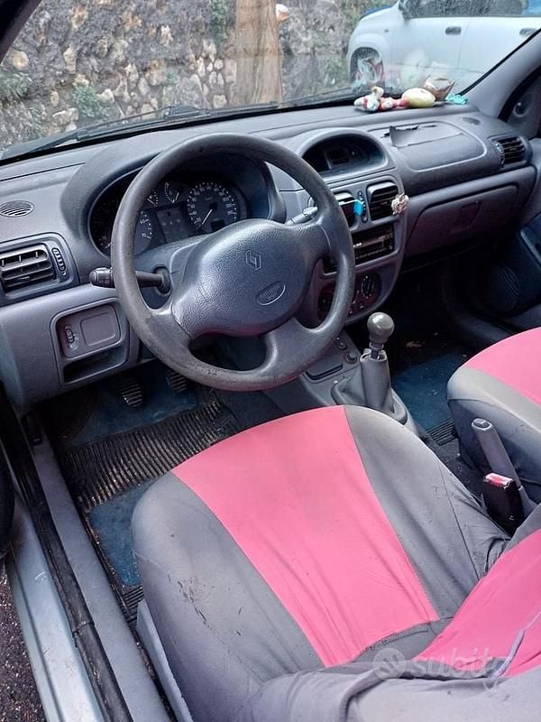 Usata Renault Clio II 58 CV (42 kW) 2001 Grigio Berlina