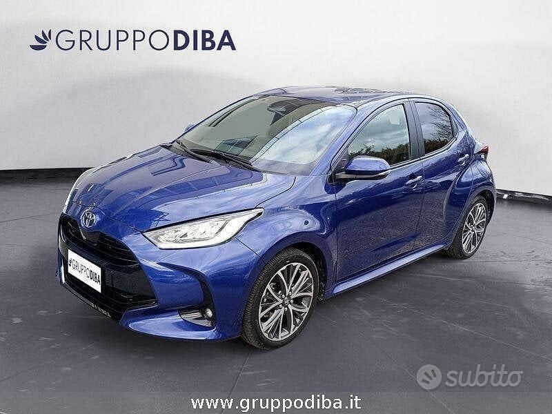Usata Toyota Yaris Hybrid Lounge 131 CV (96 kW) 2024 Blu Berlina