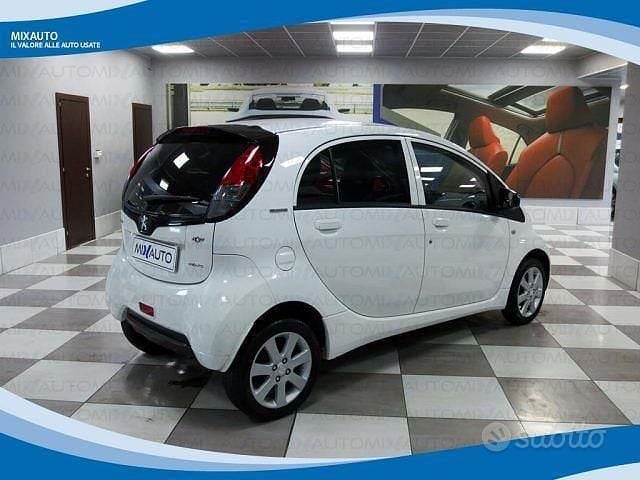 Usata Peugeot iON Active 49 kW (67 CV) 2020 Bianco pastello Utilitaria