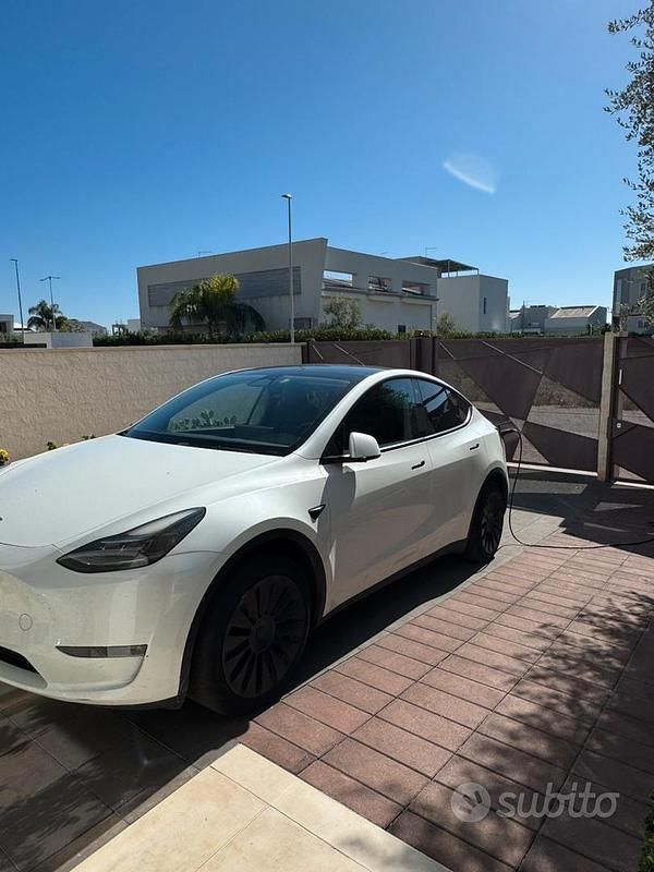Usata Tesla Model Y Long Range AWD 378 kW (514 CV) 2023 SUV