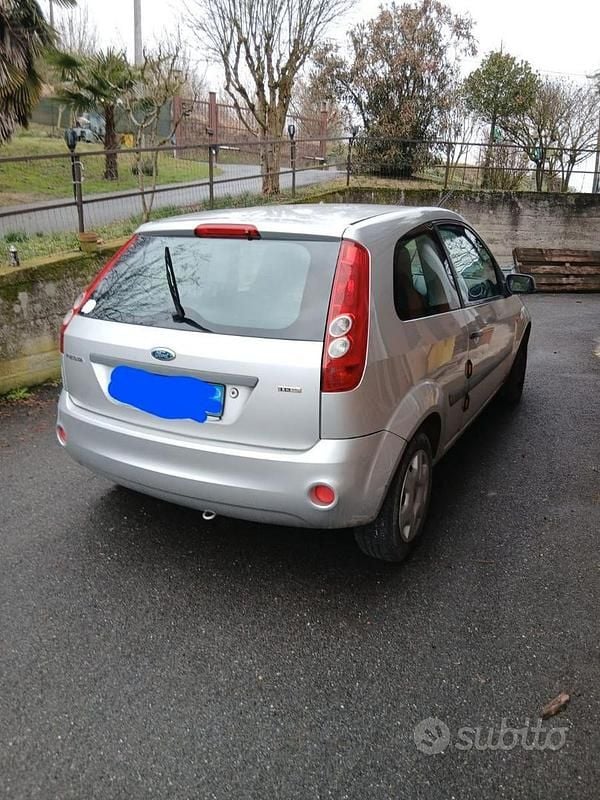 Usata Ford Fiesta Ghia 68 CV (50 kW) 2006 Grigio Berlina