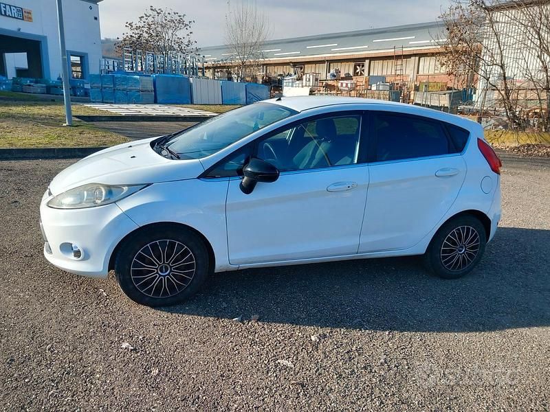 Usata Ford Fiesta 95 CV (69 kW) 2010 Bianco Berlina