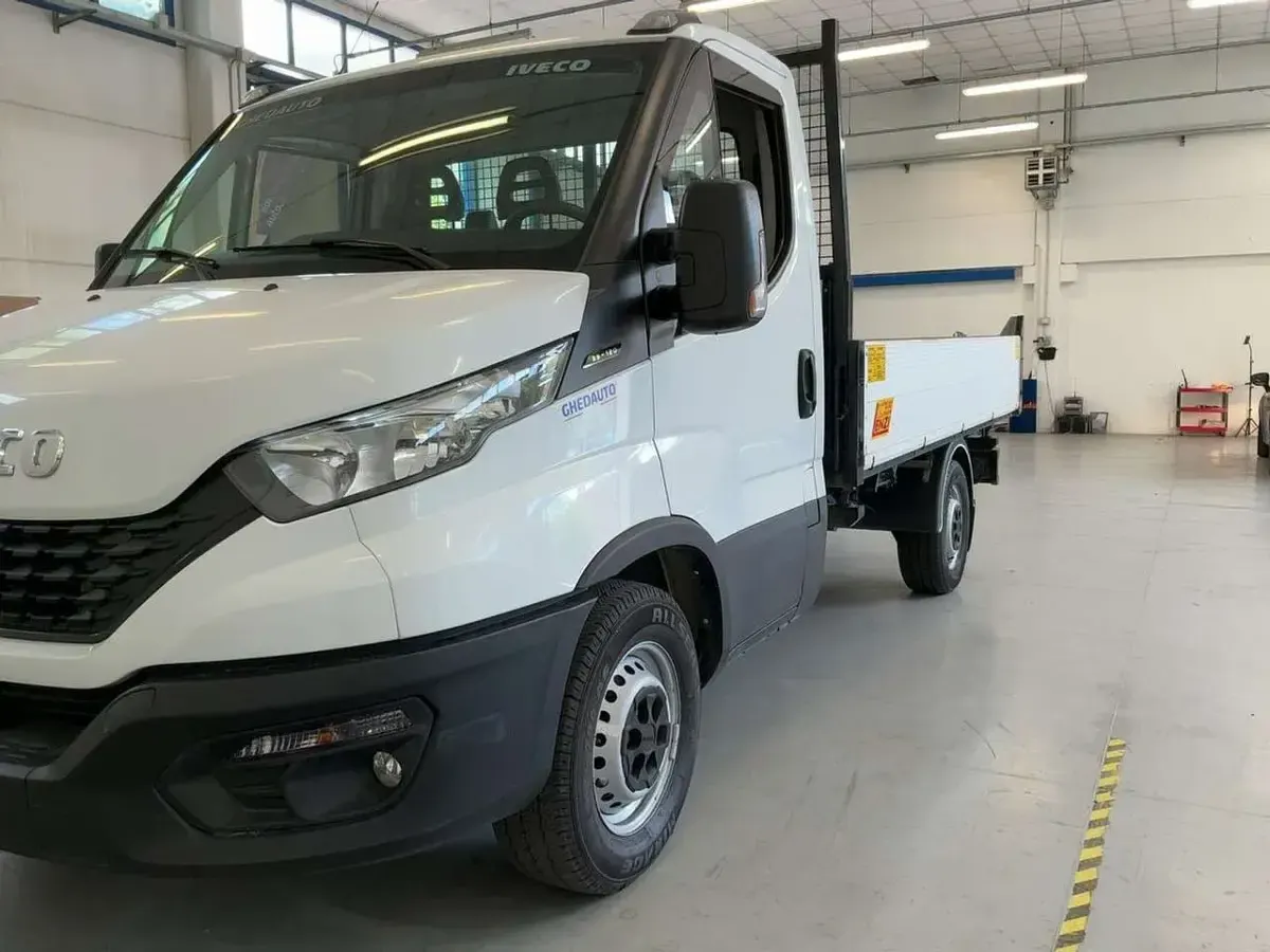 Usata Iveco Daily 116 CV (85 kW) 2022 Bianco Cabrio