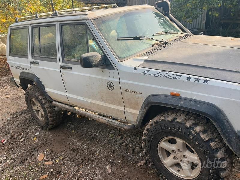 Usata Jeep Cherokee 80 CV (58 kW) 1987 Grigio SUV