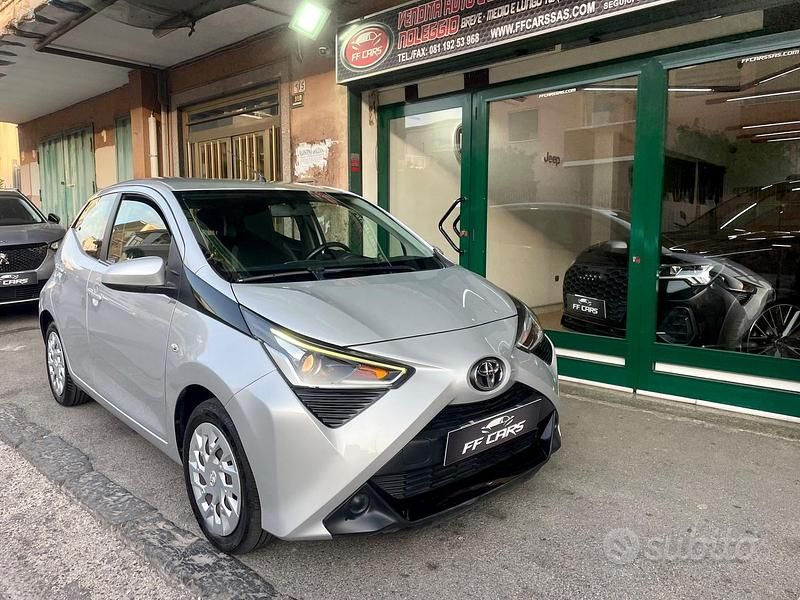 Grigio Usata 2020 Toyota Aygo Connect Style Due volumi | 11.400 € (Buon prezzo) - Immagine 1/4