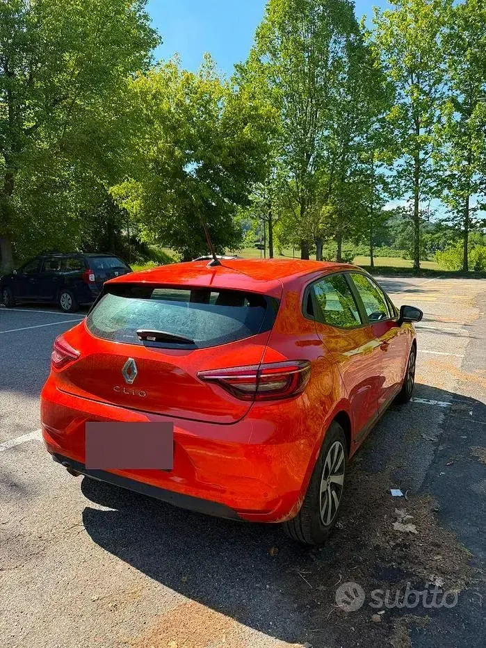 Usata Renault Clio V Equilibre 101 CV (74 kW) 2023 Arancione Berlina