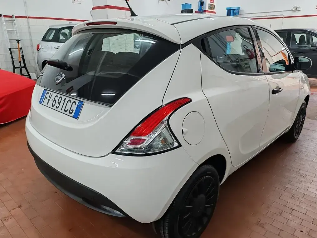 Usata Lancia Ypsilon 69 CV (50 kW) 2019 Bianco