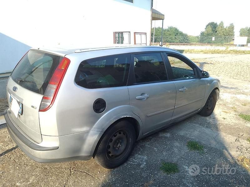 Usata Ford Focus 90 CV (66 kW) 2007 Grigio Station wagon