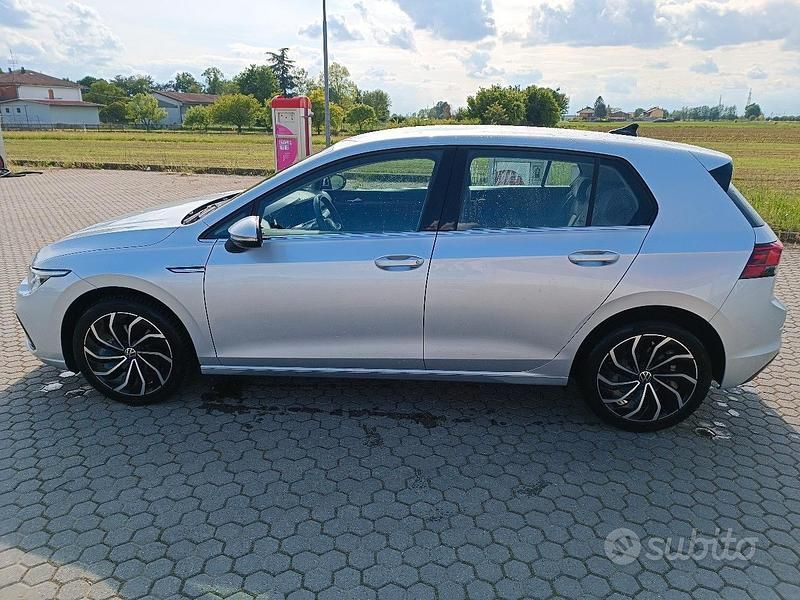 Usata VW Golf VIII Life 131 CV (96 kW) 2023 Grigio Berlina
