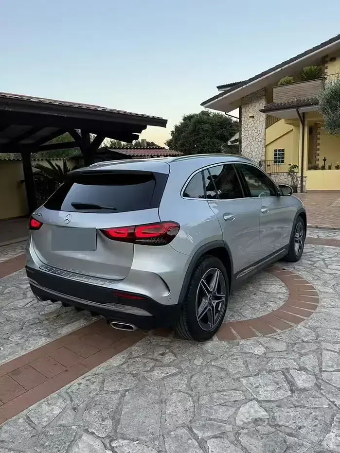 Usata Mercedes GLA200 AMG line 150 CV (110 kW) 2022 Grigio SUV