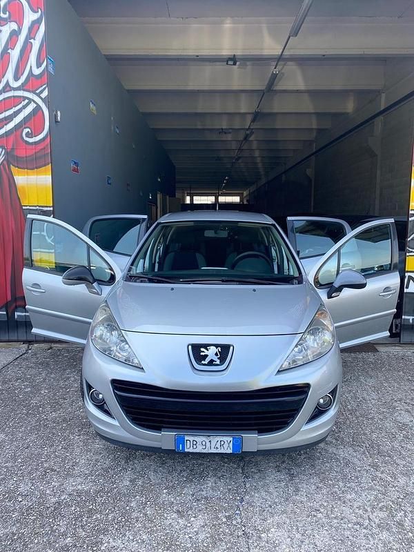 Grigio Usata 2006 Peugeot 207 Tre volumi | 2200 € (Buon prezzo) - Immagine 1/4