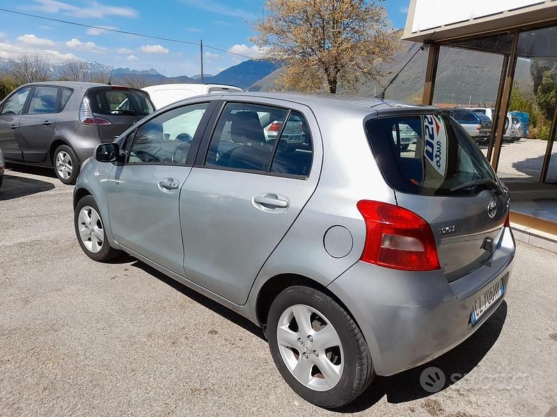 Usata Toyota Yaris Sol 69 CV (50 kW) 2005 Grigio Berlina