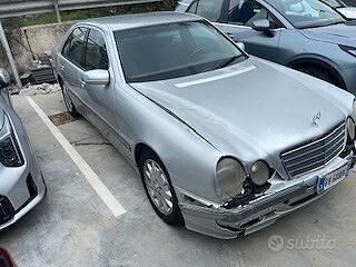 Usata Mercedes E220 Elegance 143 CV (105 kW) 2001 Grigio Berlina
