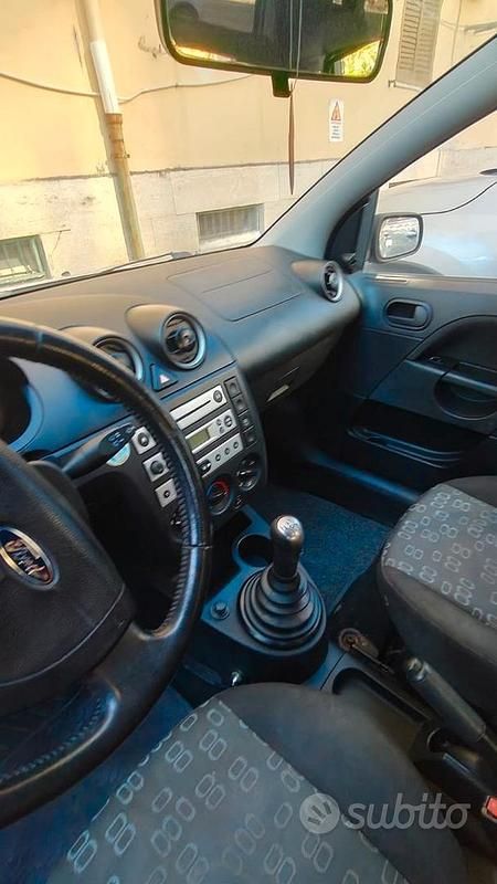 Usata Ford Fiesta 68 CV (50 kW) 2004 Grigio Utilitaria