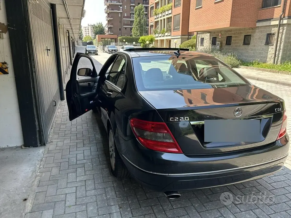 Usata Mercedes 220 Avantgarde 170 CV (125 kW) 2008 Nero Berlina