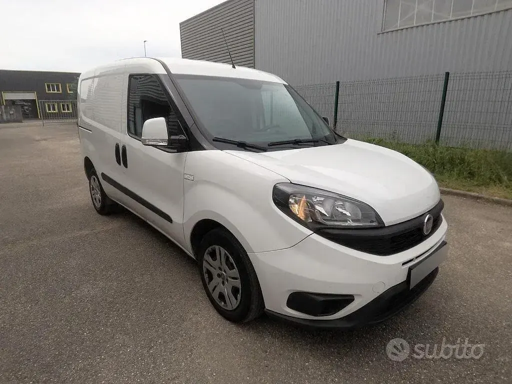 Usata Fiat Doblò S 105 CV (77 kW) 2023 Bianco Monovolume
