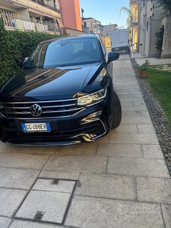 Nero Usata 2021 VW Tiguan SUV | 20.999 € (Buon prezzo) - Immagine 1/4
