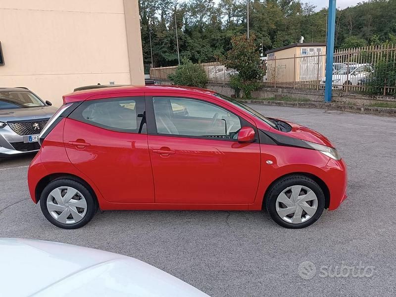 Usata Toyota Aygo X-play 69 CV (50 kW) 2017 Rosso Utilitaria