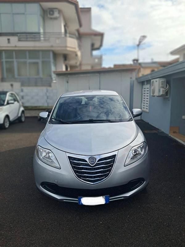 Usata Lancia Ypsilon Silver 69 CV (50 kW) 2013 Argento Utilitaria