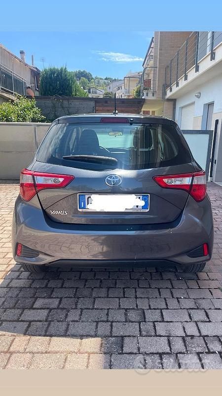 Usata Toyota Yaris 111 CV (81 kW) 2019 Grigio Berlina