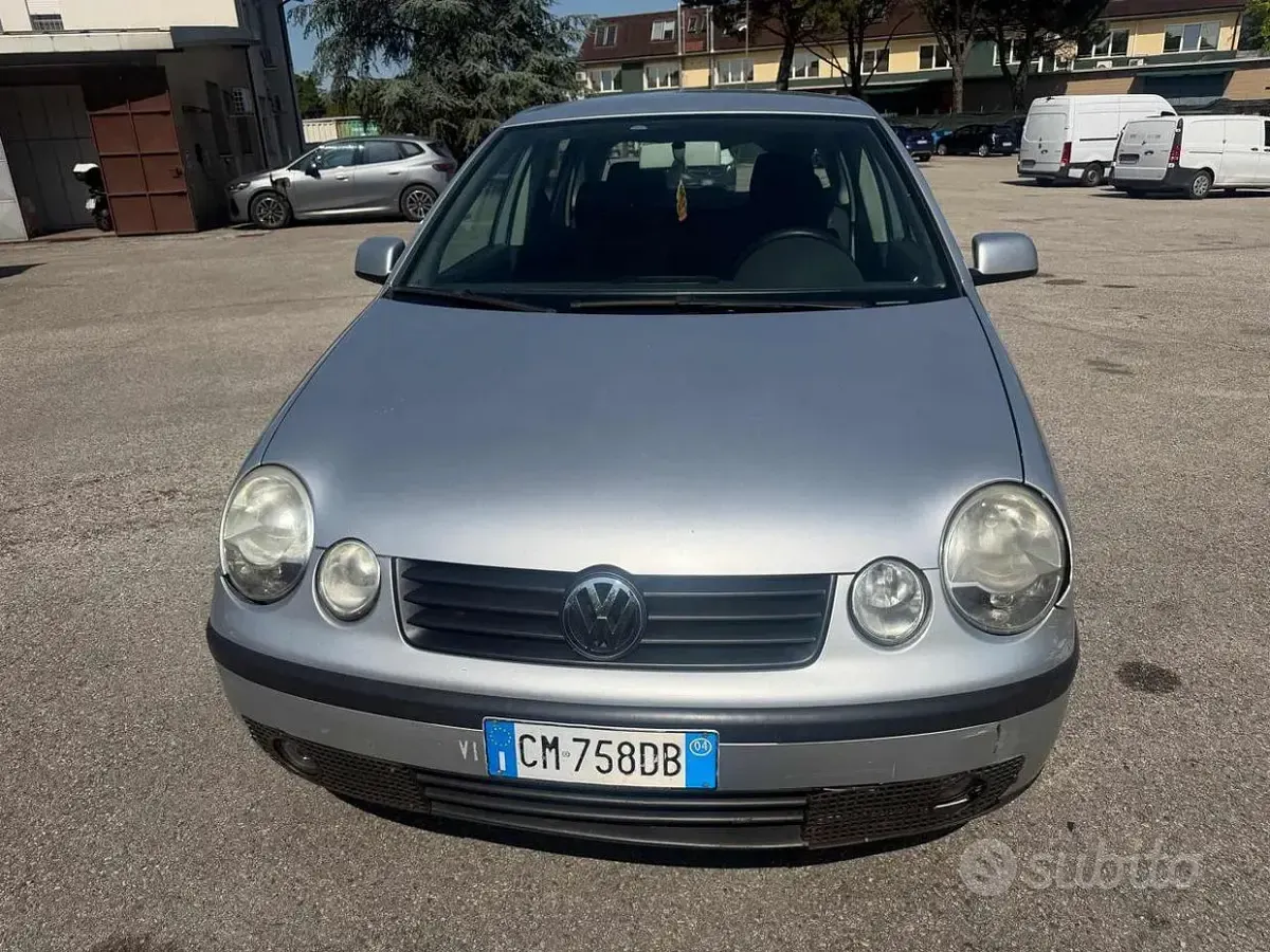 Usata VW Polo Trendline 75 CV (55 kW) 2004 Grigio Utilitaria