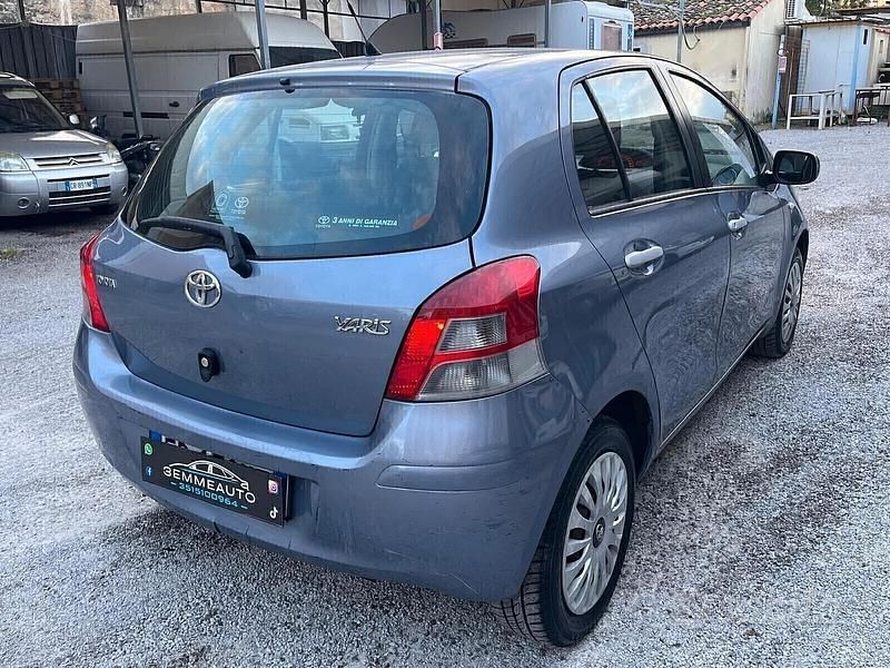 Usata Toyota Yaris 69 CV (50 kW) 2010 Blu Berlina