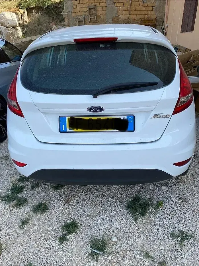Usata Ford Fiesta 75 CV (55 kW) 2010 Bianco Utilitaria