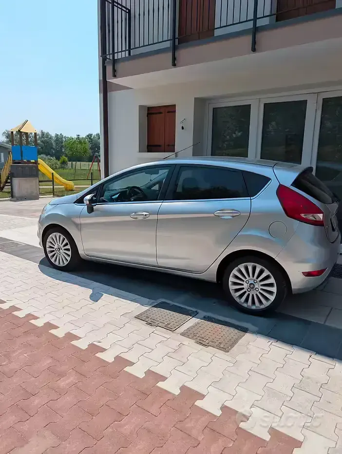 Usata Ford Fiesta Titanium 68 CV (50 kW) 2010 Grigio Berlina