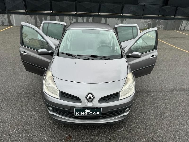 Grigio Usata 2009 Renault Clio II Dynamique Berlina | 3400 € (Buon prezzo) - Immagine 1/4