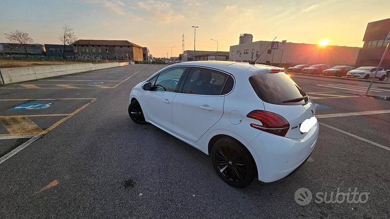 Usata Peugeot 208 Allure 75 CV (55 kW) 2016 Bianco Utilitaria