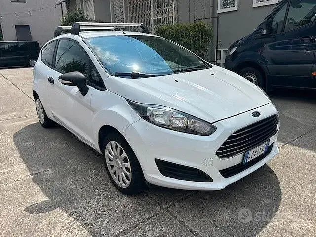 Usata Ford Fiesta 75 CV (55 kW) 2013 Bianco Furgone