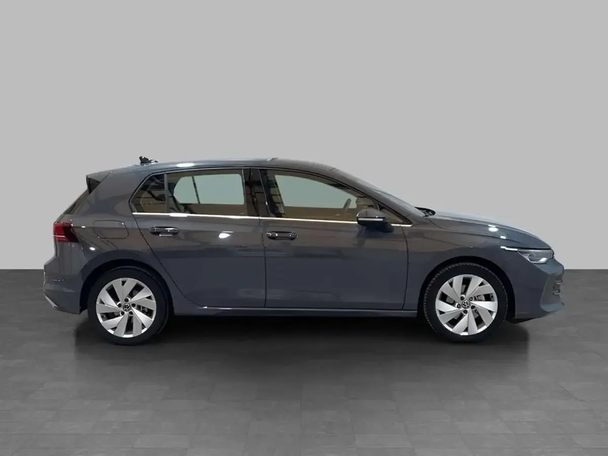 Usata VW Golf VIII Style 150 CV (110 kW) 2025 Dolphin grey metallizzato Berlina