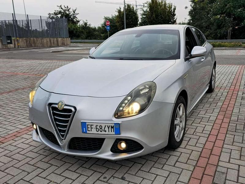 Argento Usata 2011 Alfa Romeo Giulietta Distinctive Tre volumi | 5500 € - Immagine 1/4