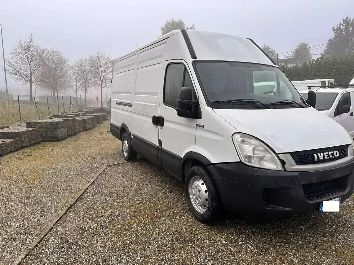 Usata Iveco Daily 126 CV (92 kW) 2009 Bianco Furgone